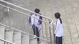 男生疯狂锤击护栏，女生劝阻无果转身离开