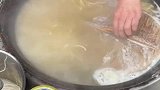锅盖面里真的有锅盖，看这汤我都不想吃了