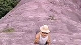 游客爬到半山腰坐下，手机意外掉出