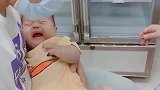 宝宝还在爸爸怀里撒娇，一会就呜呜大哭了！