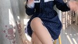 00后小姐姐搭配丝袜真美，有着轻熟美