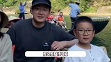 佟大为夫妇带孩子游武夷山，9岁儿子虎头虎脑，父子俩共用一张脸