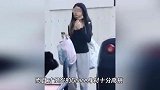 曹格离婚后接女儿放学，面露微笑难掩疲态，Grace身材高挑颜值高