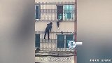 男子穿拖鞋爬4楼解救被卡男孩-来不及换鞋，爬楼时候没考虑害怕