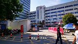 武汉破旧小房子，挡在医院大门口18年，房主咋想的！
