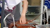 大师切龙虾，刀尖入缝隙一划，手一扭，肥厚肉飚出，顾客块值了！