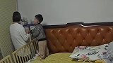 妈妈带娃突然晕倒，听见孩子哭声艰难爬起安慰