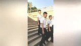 武警军人下楼眼神始终注视前方，气势太帅了！