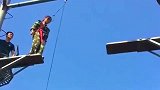 空中的勇气跳跃，本来美女能过去，结果被绳子坑了！