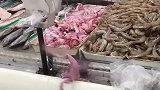 牛蛙趁着摊主不注意，越狱出逃看呆路人