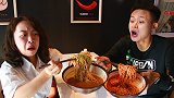 两二货饭店抬杠，比赛吃醋和辣椒，整个过程太有意思了