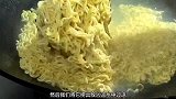 方便面别总是泡着吃了，放入锅中简单炒一炒，比泡着吃香多了