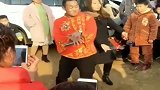 这是我们村的红人，这装扮和舞姿简直辣眼睛！