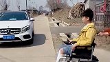 农村奶奶推残疾小伙过马路，差点被车撞到，不料治好小伙的残疾！