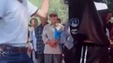 小伙子跟大姐斗舞，跳出了精髓，看得我浑身都尴尬了