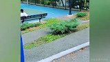 本以为是高手，没想到是个青铜 球场上的小哥也太倒霉了