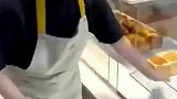店员将没卖完的面包，撕开后扔进垃圾桶