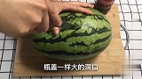 厨娘把一瓶可乐灌入西瓜里，切开西瓜的时候，我流口水了！