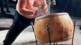 男子打鼓太卖力不小心摔倒在地，没三个人扶不起来
