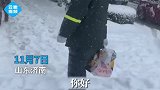 致敬努力奋斗的每个人！济南大风雪，外卖小哥坚持雪窝中步行送餐