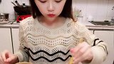 看这个姑娘吃饭的方式，就知道她的生活条件一定很优秀