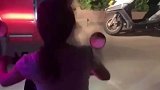 姐妹丢下自己去载消防员，反正姐妹一点也不尴尬