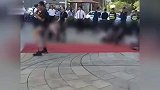 一群残疾人商圈卖艺扰民遭物业驱赶，直接拎棍拿锤追砸扔打？回应来了