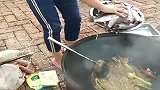 农村人吃鱼太简单了，大小一起扔锅里大乱炖，佩服！
