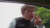 国外恶搞，警察开罚单车辆自己走还夾警察手