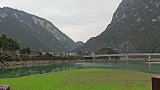 大龄剩女出来散心，山水和草原美如画，鱼塘边上遇神人钓鱼