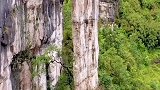 贵州大山里的奇石，薄薄一片却千年不倒