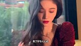 甜美！鞠婧祎分享蝴蝶结公主裙随拍，望向镜头眼神清澈动人