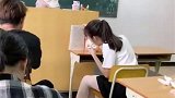 班花上课吃东西被同学举报，下一幕她的表现秀翻全班