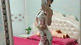 时尚辣妈可以穿得这么潮，紧身包臀旗袍满满的女人味！