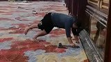 工人铺装地毯用膝盖顶力，看着都疼