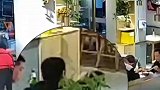民警吃饭遇顾客冲突