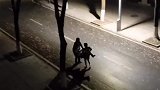 男生失恋后醉酒，室友齐动手抬回宿舍
