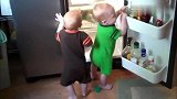 双胞胎终于把冰箱打开了，兴奋到尖叫，这次可以吃个够了