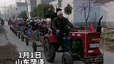 山东菏泽：村民自制乡村游乐小火车，大人小孩都爱玩