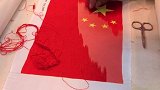 小姐姐日夜赶工，要在祖国生日那天绣满70面五星红旗