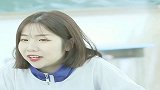 小仙女刚从书包掏出美食，瞬间吸引了后座同学，却只有眼馋的份