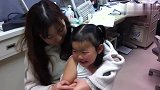 宝宝打疫苗，妈妈说好的不疼宝宝单纯的相信了，结果痛死宝宝了