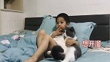 猫咪想跑，被小主人锁喉，斗不过只能乖乖就范陪小主人看电视