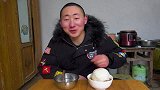 “农村小伙的一天”，中午吃爆椒鸡杂，来大盆米饭一头蒜！超过瘾