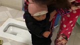 一进卫生间就看到这一幕，妈妈都快被气疯了，儿子你到底想闹哪样