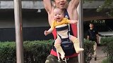 爸爸带着宝宝一起健身