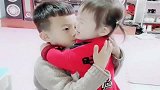 萌娃小妮妮挨训，找哥哥求救，不料这下把哥哥心疼坏了！