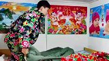 大学生把宿舍住成东北大炕的样子，壁画一贴，花棉袄一穿