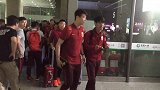 亚冠-17赛季- 上港全队抵达南京引关注 埃神戴墨镜亮相帅气无比-专题