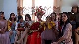 海南姑娘出嫁，打扮得像皇后娘娘一样，真喜庆啊！